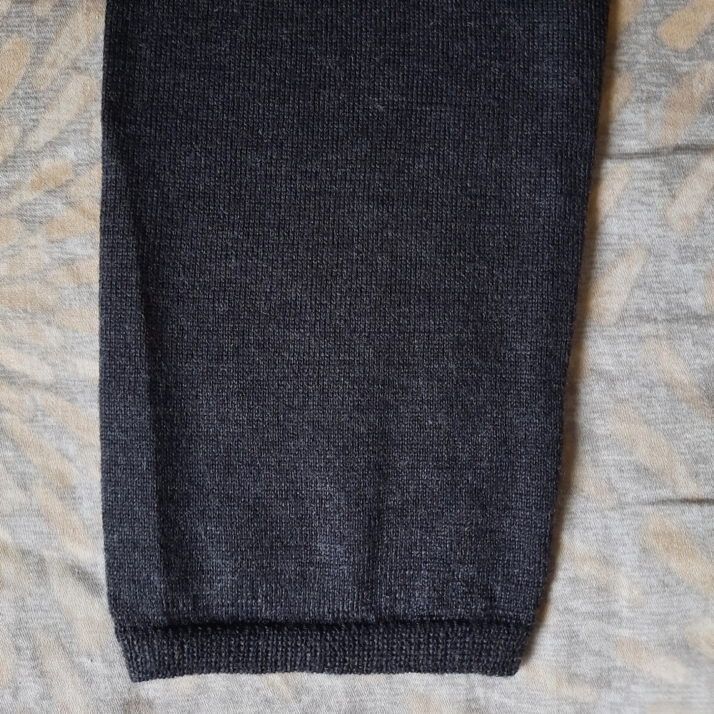 Banana Republic merino wool V- neck sweater size L. - Picture 5 of 9
